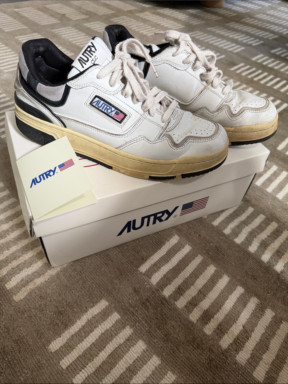 Autry White Leather Low-Top “Rookie” mate white/ Blk Sneakers size 44.